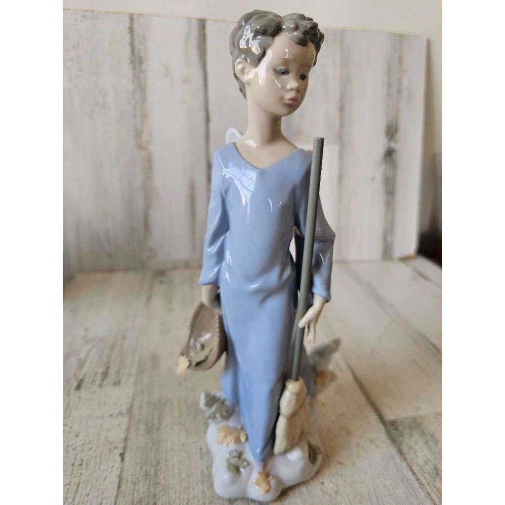 Lladro 6147 boy Angel fall cleaning leaves RARE cherub memorial‎ figurine statue